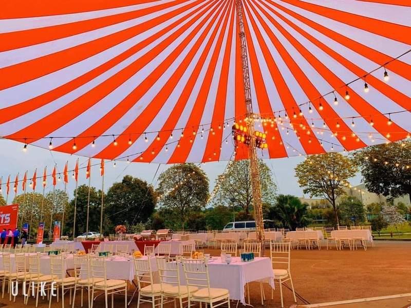 Cho thuê dù sự kiện ngoài trời giá rẻ HCM tạo không gian rộng rãi, thoáng mát.