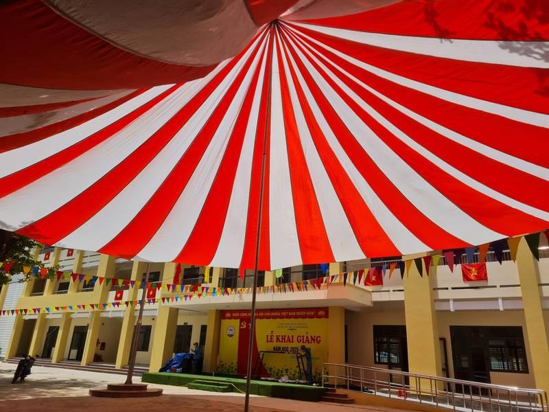 Cho thuê dù sự kiện sân trường với dù che ngoài trời giá rẻ HCM.