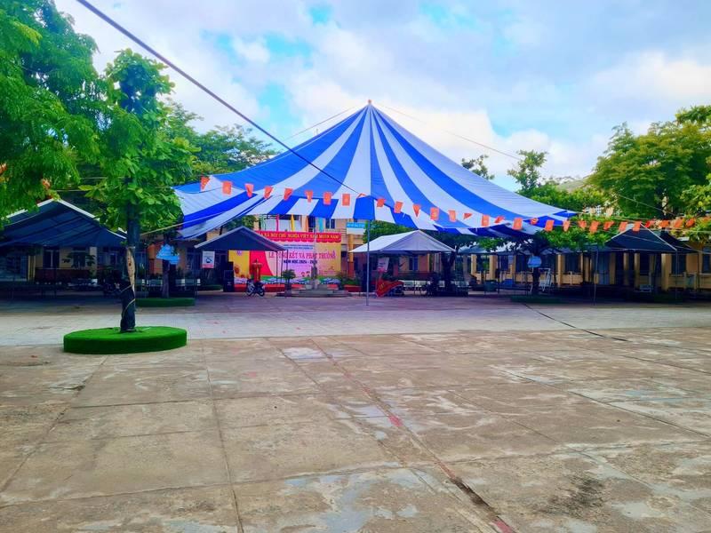 Cho thuê dù sự kiện ngoài trời giá rẻ HCM với dù che lớn xanh trắng trải rộng khuôn viên.