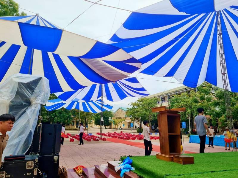 Cho thuê dù sự kiện ngoài trời giá rẻ HCM với dù che sọc xanh trắng rộng lớn.