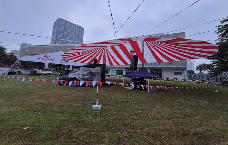 Cho thuê dù sự kiện ngoài trời giá rẻ HCM với dù che lớn màu đỏ trắng giúp tổ chức sự kiện hiệu quả.