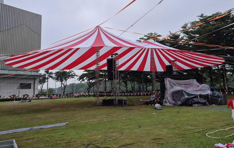 Cho thuê dù sự kiện ngoài trời giá rẻ HCM với dù che lớn màu đỏ trắng.