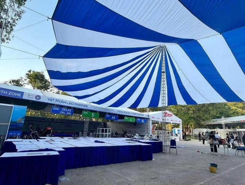 Dù che sự kiện ngoài trời màu xanh trắng được sử dụng cho thuê dù sự kiện tại HCM giá rẻ.