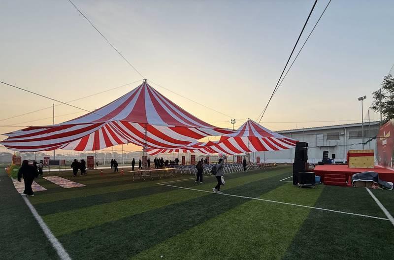 Cho thuê dù sự kiện che ngoài trời với thiết kế sọc đỏ trắng tại sự kiện giá rẻ HCM.