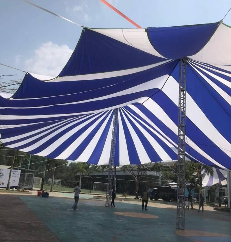 Cho thuê dù sự kiện ngoài trời giá rẻ HCM với dù che xanh trắng lớn bảo vệ không gian tổ chức.