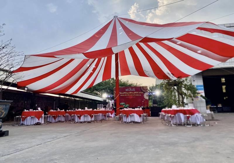 Cho thuê dù sự kiện màu đỏ trắng che nắng ngoài trời giá rẻ HCM.