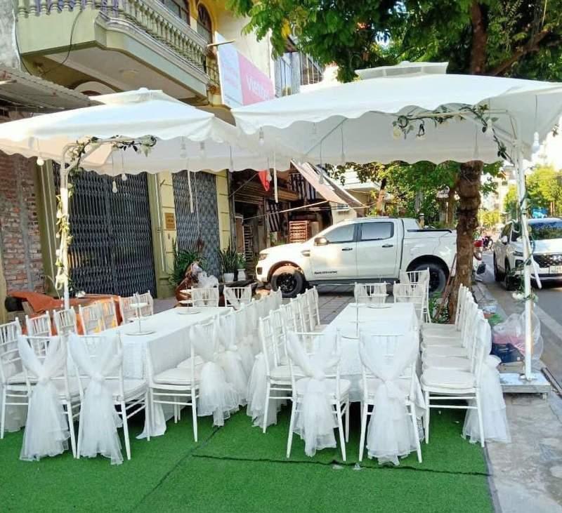 Cho thuê dù sự kiện trắng che ngoài trời giá rẻ tại HCM với bàn ghế sang trọng.
