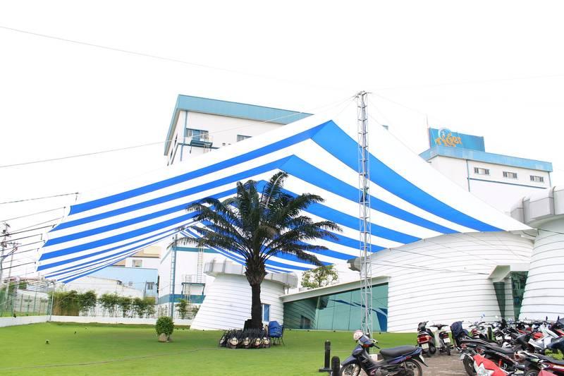 Cho thuê dù sự kiện che nắng ngoài trời giá rẻ tại HCM với thiết kế sọc xanh trắng rộng rãi.