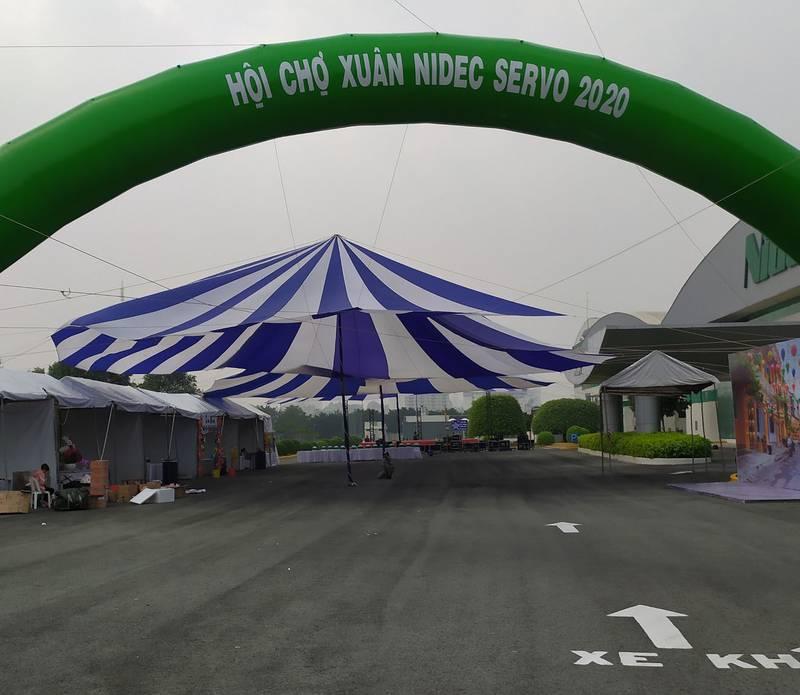 Cho thuê dù sự kiện ngoài trời giá rẻ HCM với dù che lớn màu xanh trắng tại hội chợ xuân.