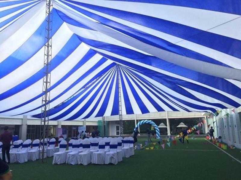 Cho thuê dù sự kiện che nắng ngoài trời giá rẻ tại HCM với thiết kế sọc xanh trắng.