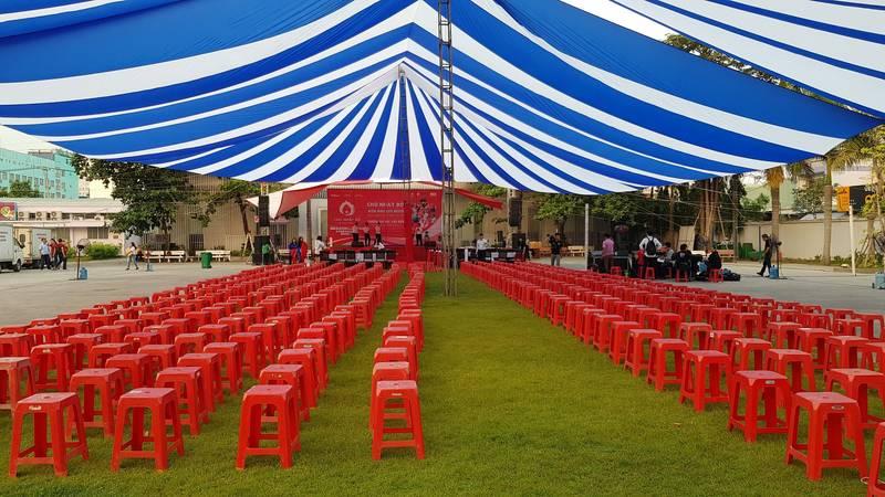 Cho thuê dù sự kiện lớn che sân ngoài trời với nhiều ghế đỏ tại HCM.