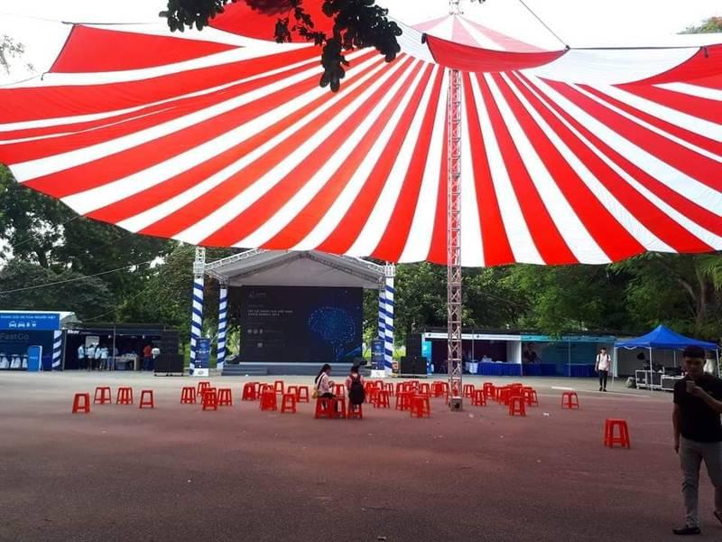 Dù che sự kiện ngoài trời lớn màu đỏ trắng được sử dụng cho thuê dù sự kiện tại HCM giá rẻ.