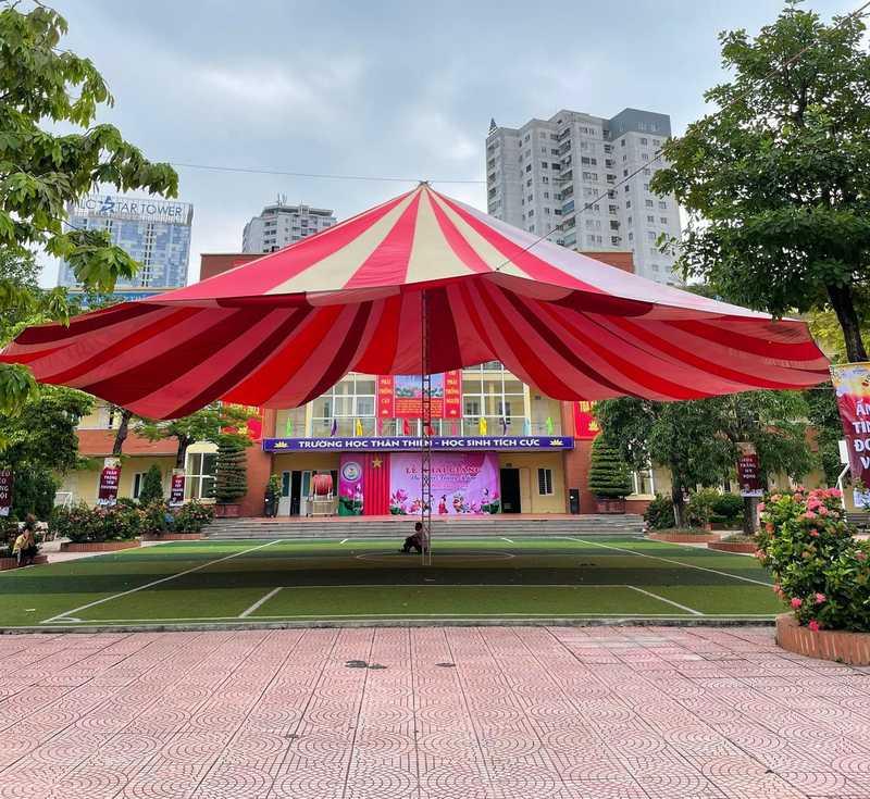 Cho thuê dù sự kiện che nắng mưa ngoài trời giá rẻ tại HCM trong khuôn viên trường học.