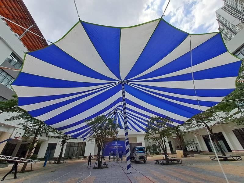Cho thuê dù sự kiện ngoài trời màu xanh trắng lớn tại HCM giá rẻ.
