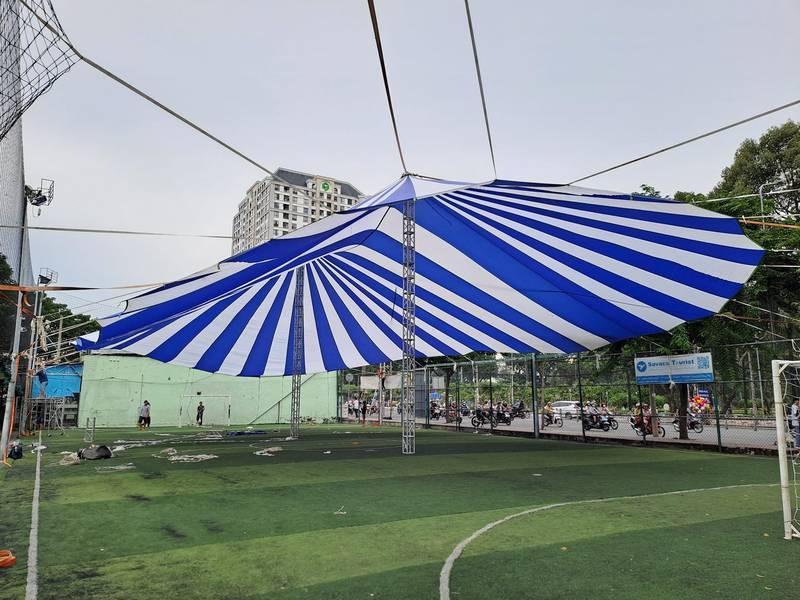 Cho thuê dù sự kiện che nắng ngoài trời trên sân cỏ, cho thuê dù che sự kiện ngoài trời giá rẻ HCM.