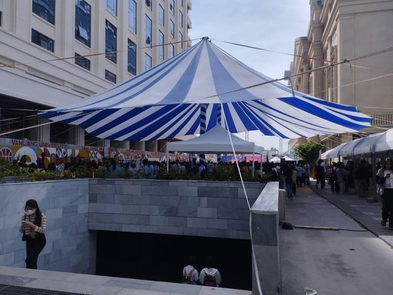 Cho thuê dù sự kiện che nắng mưa tại sự kiện ngoài trời giá rẻ HCM.