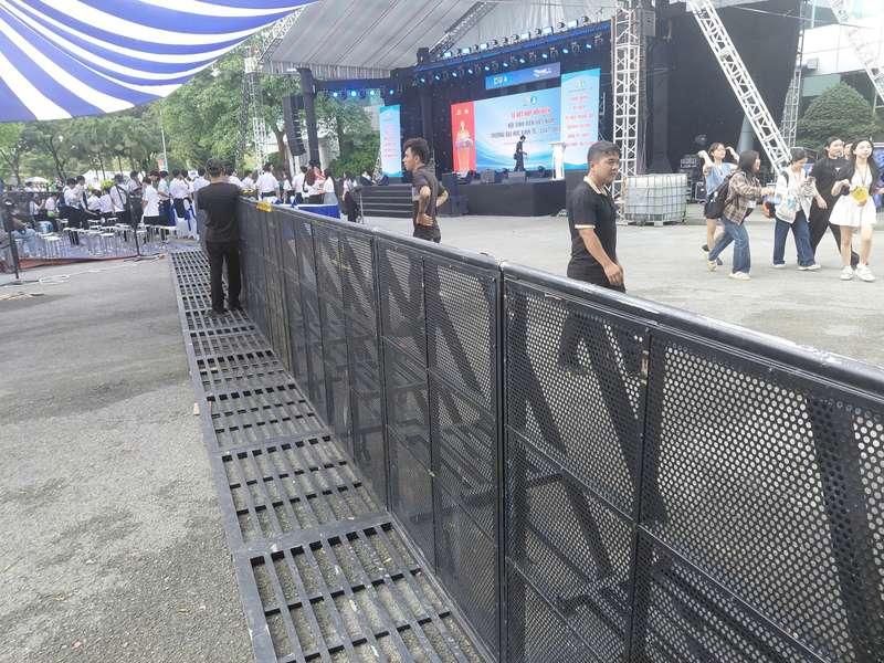 Cho thuê hàng rào sự kiện và rào chắn an ninh giá rẻ HCM bảo đảm an toàn cho khu vực sân khấu.