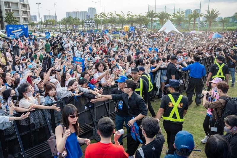 Hàng rào sự kiện được sử dụng để kiểm soát đám đông với dịch vụ cho thuê hàng rào sự kiện và rào chắn an ninh giá rẻ HCM.