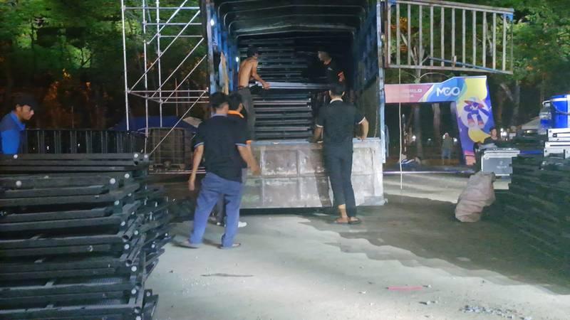 ALT: Nhóm công nhân đang vận chuyển hàng rào sự kiện cho thuê rào chắn an ninh giá rẻ HCM.