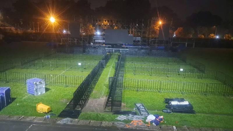 Cho thuê hàng rào sự kiện và rào chắn an ninh giá rẻ HCM được lắp đặt chuẩn bị cho buổi biểu diễn ngoài trời.