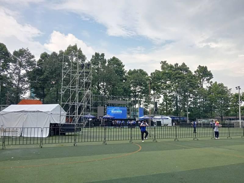 Cho thuê hàng rào sự kiện và rào chắn an ninh giá rẻ HCM tại sân vận động ngoài trời.