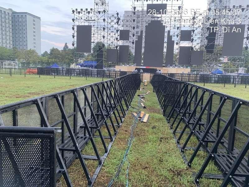 Cho thuê hàng rào sự kiện và rào chắn an ninh giá rẻ HCM được lắp đặt chuẩn bị cho buổi hòa nhạc ngoài trời.