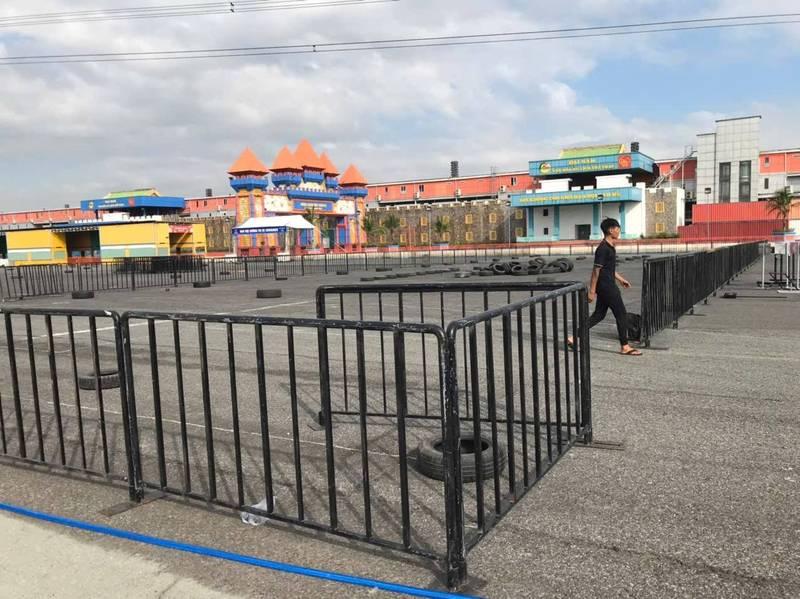 Cho thuê hàng rào sự kiện, rào chắn an ninh giá rẻ HCM tại khu vực ngoài trời.