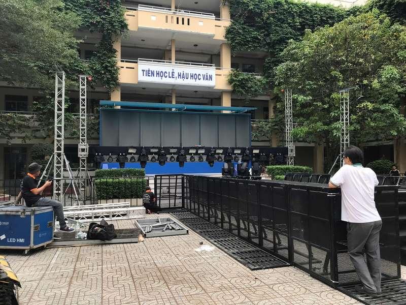 Cho thuê hàng rào sự kiện và rào chắn an ninh giá rẻ HCM tại sân trường chuẩn bị sự kiện.