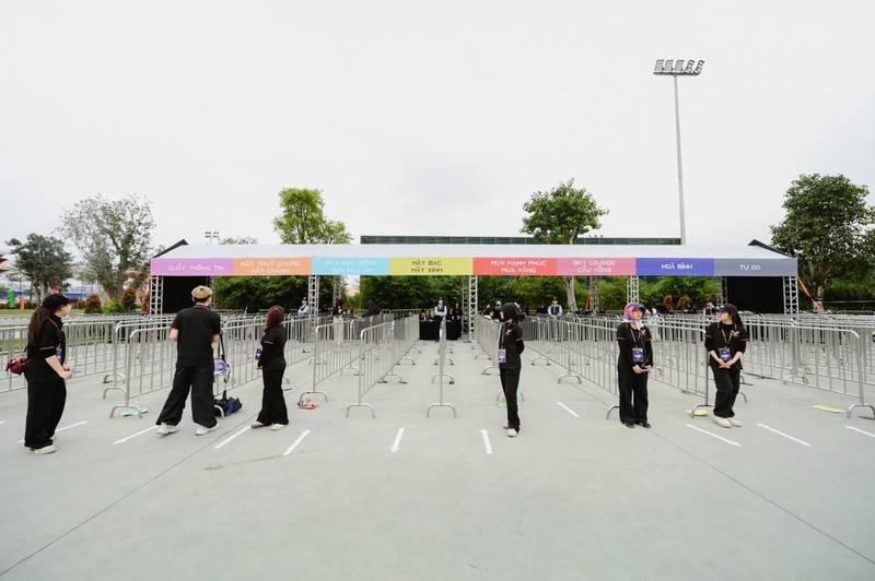 Cho thuê hàng rào sự kiện với rào chắn an ninh giá rẻ HCM trong khu vực đón khách.