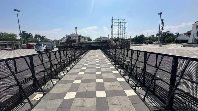 Cho thuê hàng rào sự kiện kiểu rào chắn an ninh giá rẻ HCM được lắp đặt trên sân rộng ngoài trời.