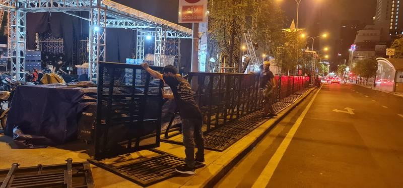 Cho thuê hàng rào sự kiện với rào chắn an ninh giá rẻ HCM được lắp đặt chuẩn bị cho sự kiện về đêm.