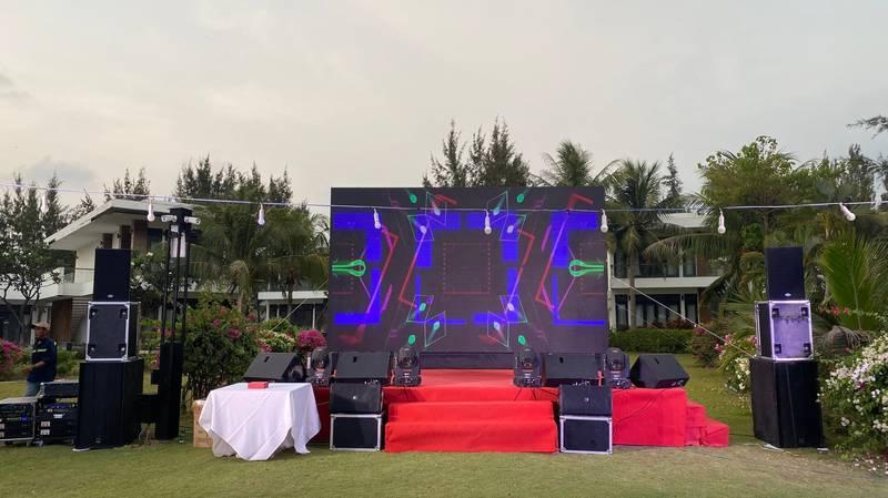 Cho thuê màn hình LED sự kiện HCM giá rẻ, thi công nhanh với sân khấu ngoài trời hiện đại.