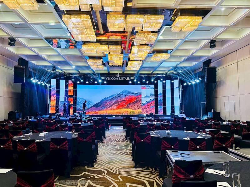 Cho thuê màn hình led sự kiện HCM giá rẻ, thi công nhanh với không gian hội trường hiện đại và màn hình LED lớn.