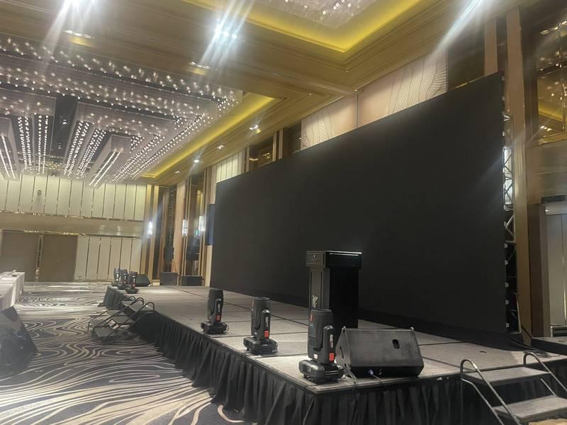 Cho thuê màn hình LED sự kiện HCM giá rẻ với thi công nhanh tại hội trường sang trọng.