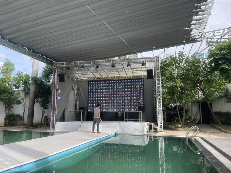 Cho thuê màn hình led sự kiện HCM giá rẻ, thi công nhanh với sân khấu ngoài trời cạnh hồ bơi.