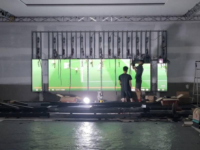 Cho thuê màn hình LED sự kiện HCM giá rẻ thi công nhanh đang lắp đặt màn hình LED lớn.