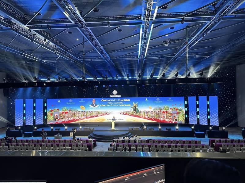 Cho thuê màn hình led sự kiện HCM giá rẻ với thi công nhanh tại hội trường lớn sang trọng.