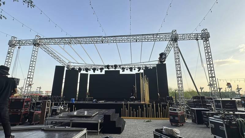 Cho thuê màn hình LED sự kiện HCM giá rẻ, thi công nhanh với sân khấu chuẩn bị lắp đặt hoàn chỉnh.