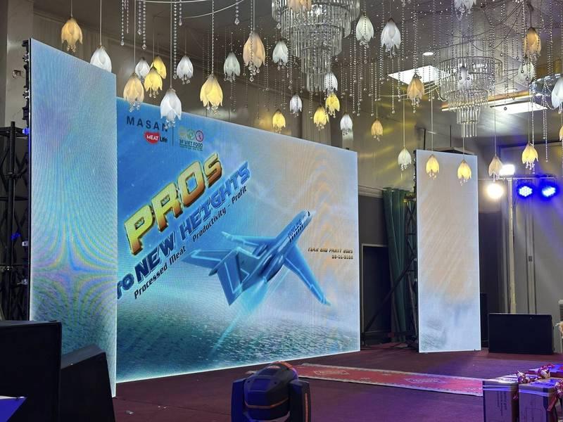 Cho thuê màn hình led sự kiện HCM giá rẻ, thi công nhanh với màn hình led hiển thị hình ảnh máy bay rõ nét.