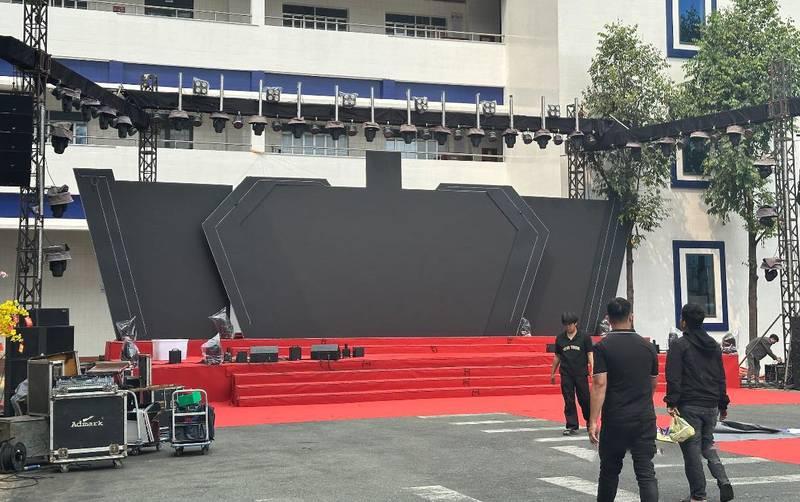 Cho thuê màn hình led sự kiện HCM giá rẻ với thi công nhanh, lắp đặt sân khấu ngoài trời chuẩn bị buổi lễ.