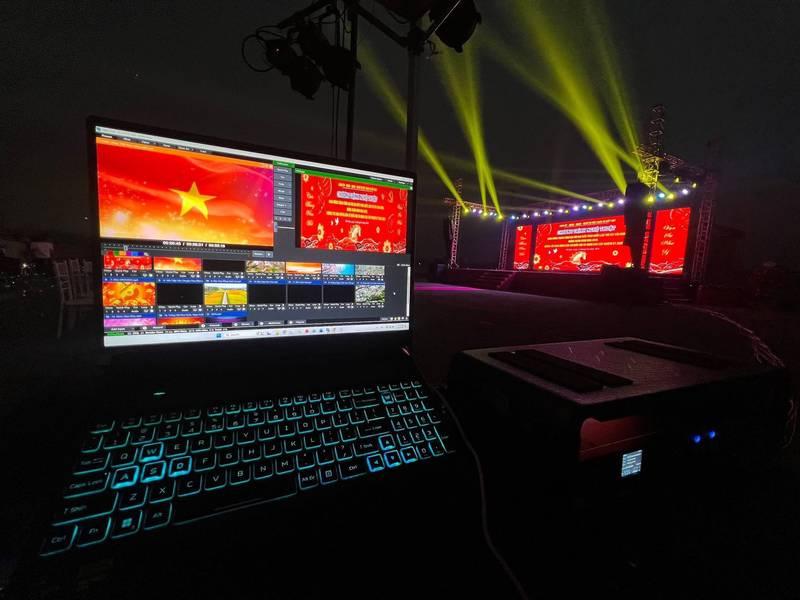 Cho thuê màn hình led sự kiện HCM giá rẻ với thi công nhanh, màn hình LED lớn hiển thị sắc nét trên sân khấu.