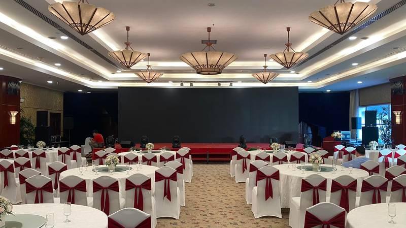 Cho thuê màn hình LED sự kiện HCM giá rẻ, thi công nhanh trong hội trường tiệc cưới sang trọng.