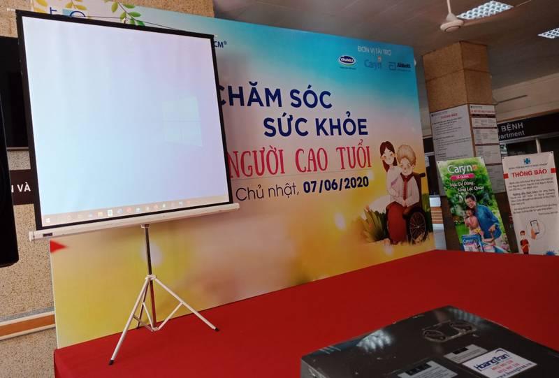 Cho thuê máy chiếu và màn chiếu trọn gói giá rẻ HCM phục vụ sự kiện chăm sóc sức khỏe người cao tuổi.