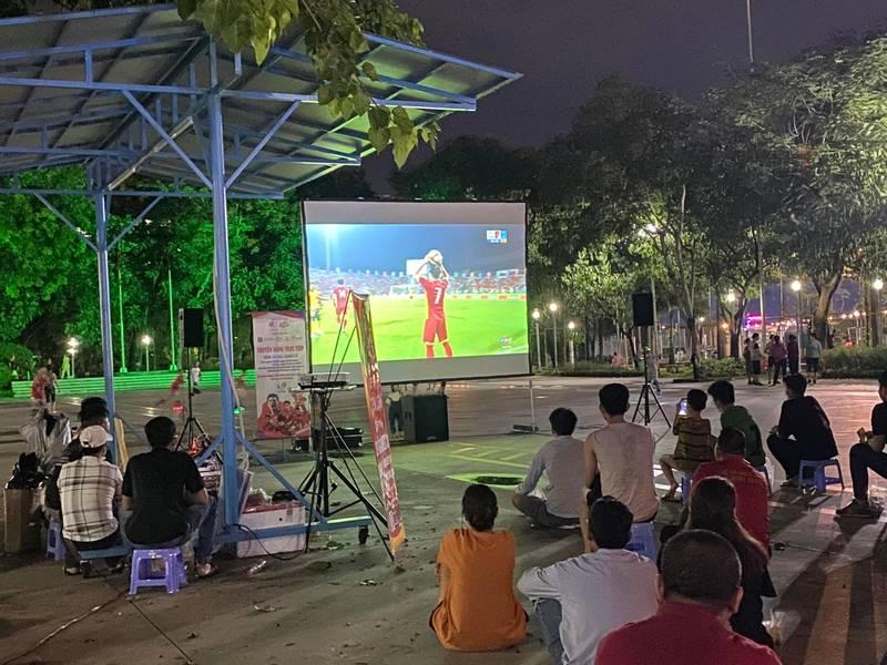 Khung cảnh người xem bóng đá ngoài trời sử dụng dịch vụ cho thuê máy chiếu và màn chiếu trọn gói giá rẻ HCM.