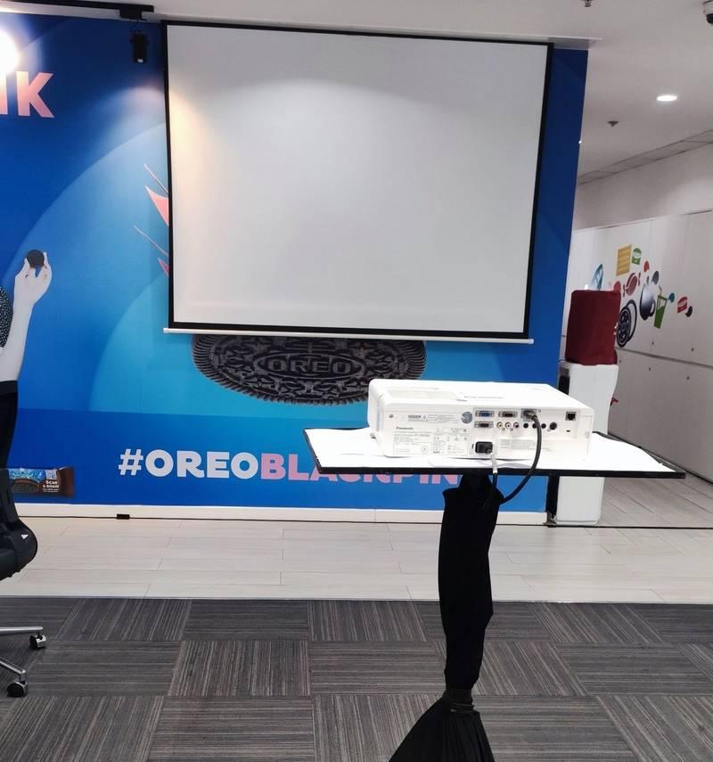 Máy chiếu và màn chiếu sử dụng trong dịch vụ cho thuê máy chiếu và màn chiếu trọn gói giá rẻ HCM.