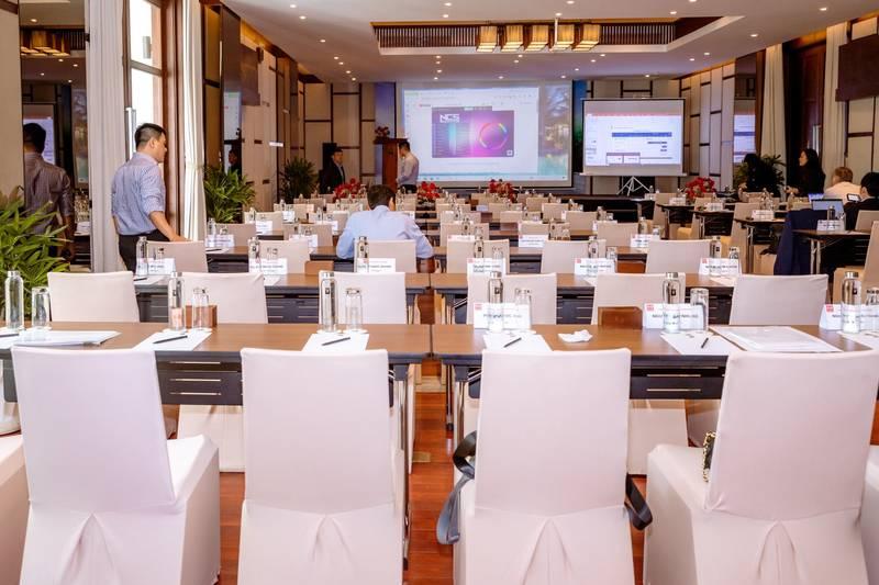 Hình ảnh cho thuê máy chiếu và màn chiếu trọn gói giá rẻ HCM phục vụ hội thảo chuyên nghiệp.