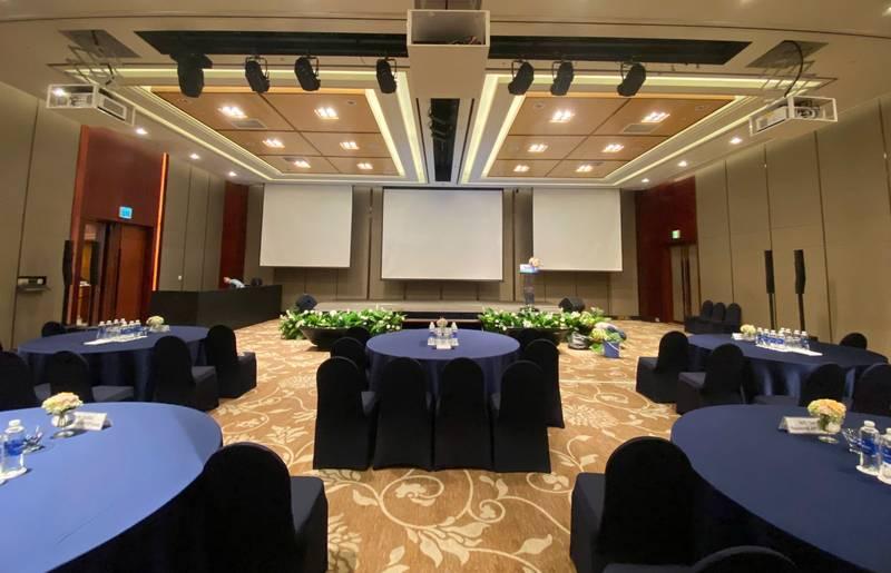 Cho thuê máy chiếu và màn chiếu trọn gói giá rẻ HCM cho phòng hội nghị sang trọng.