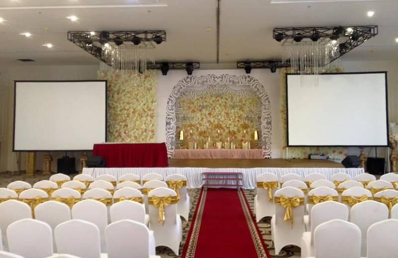 Cho thuê máy chiếu và màn chiếu trọn gói giá rẻ HCM cho sự kiện hội trường sang trọng.