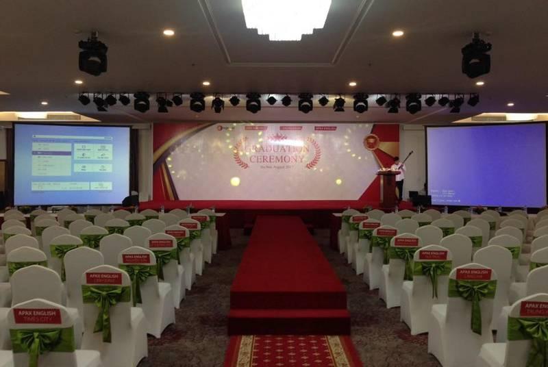 Cho thuê máy chiếu và màn chiếu trọn gói giá rẻ HCM cho sự kiện hội trường sang trọng.