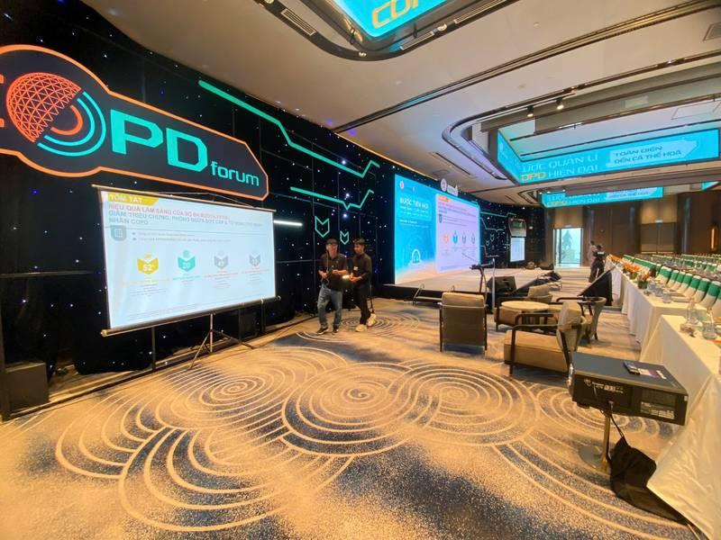 Cho thuê máy chiếu và màn chiếu trọn gói giá rẻ HCM phục vụ hội thảo tại không gian sự kiện hiện đại.